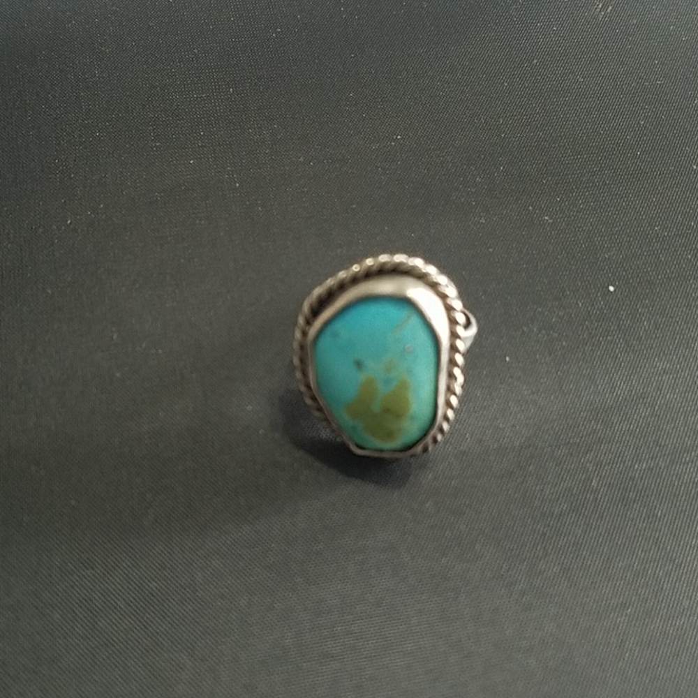 VINTAGE TURQUOISE AND SILVER RING